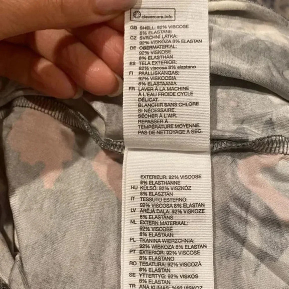 - Capsule &Other Stories turtleneck geometric print blouse - Picture 9 of 13